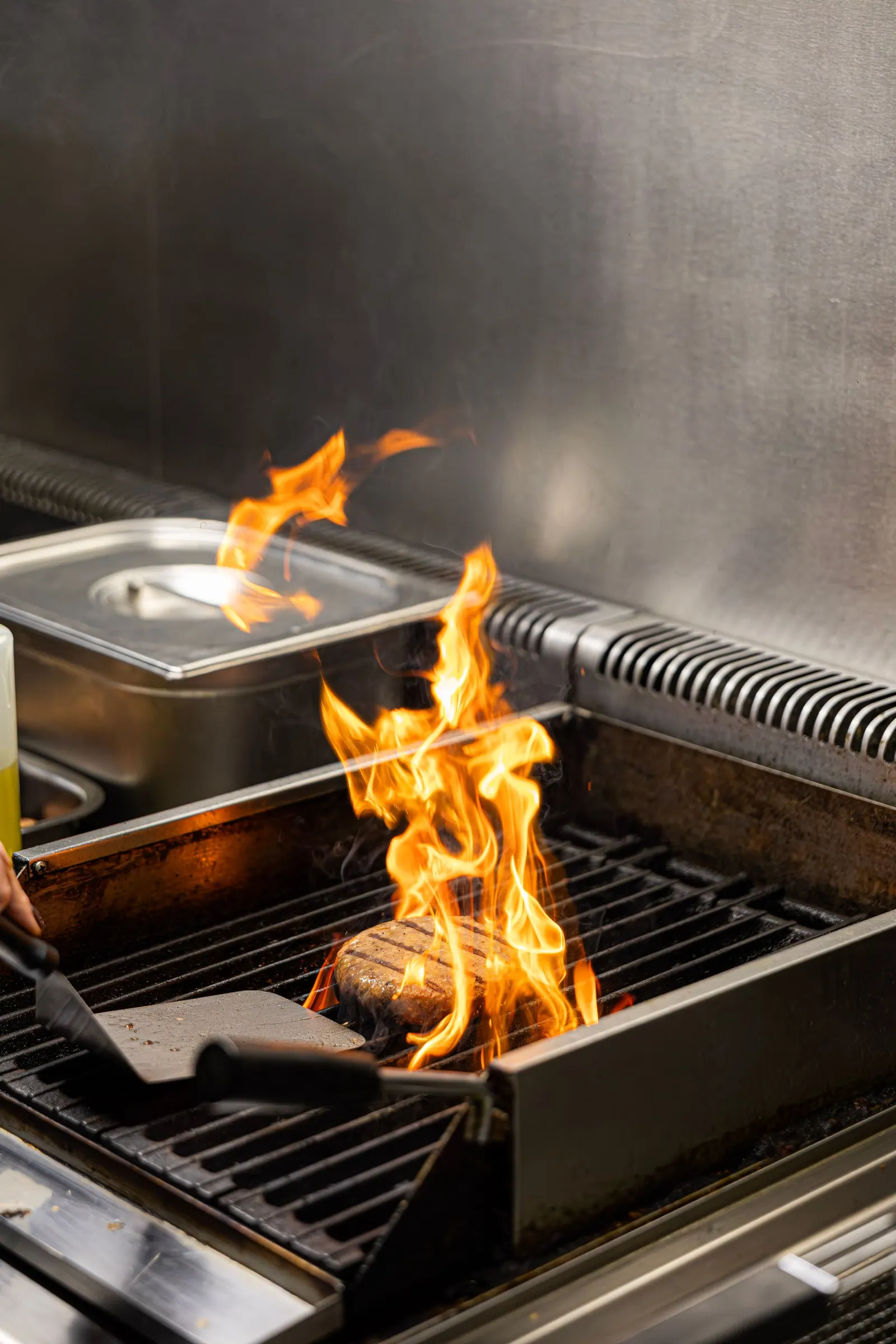 Vlammen op de grill in de keuken