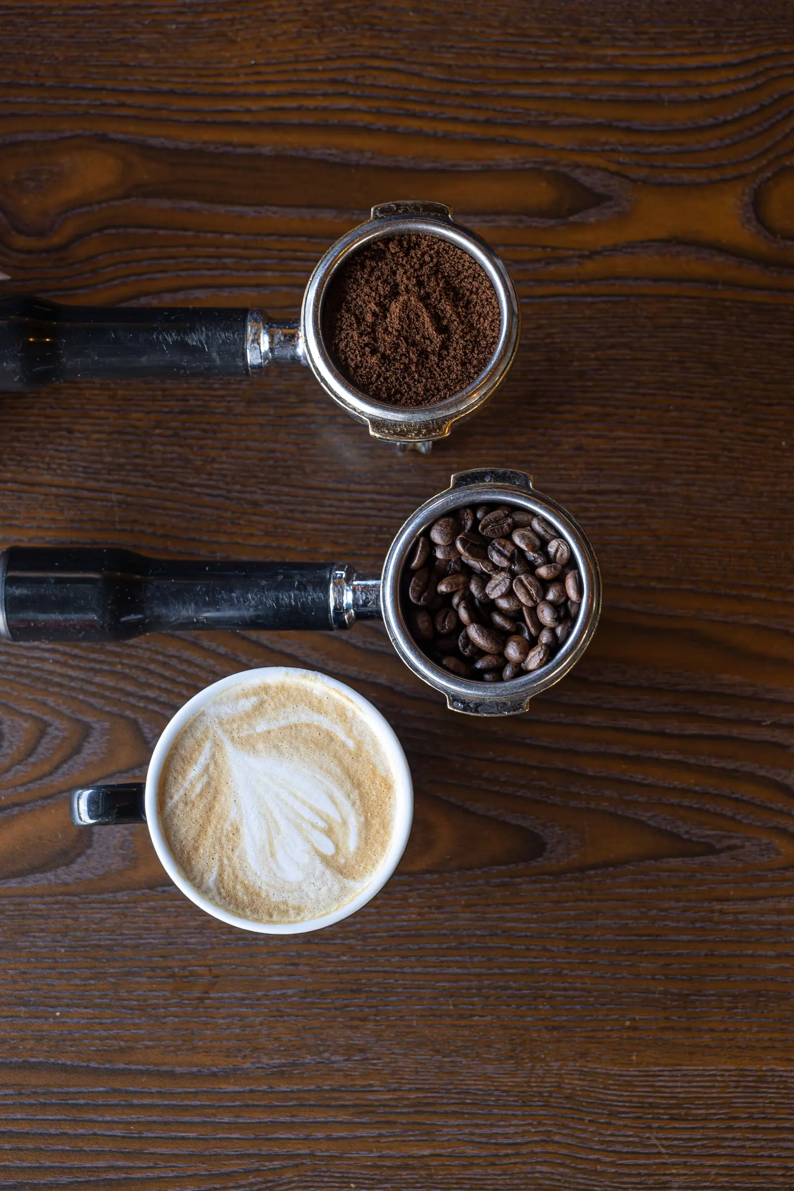 Portafilter met koffiebonen en latte