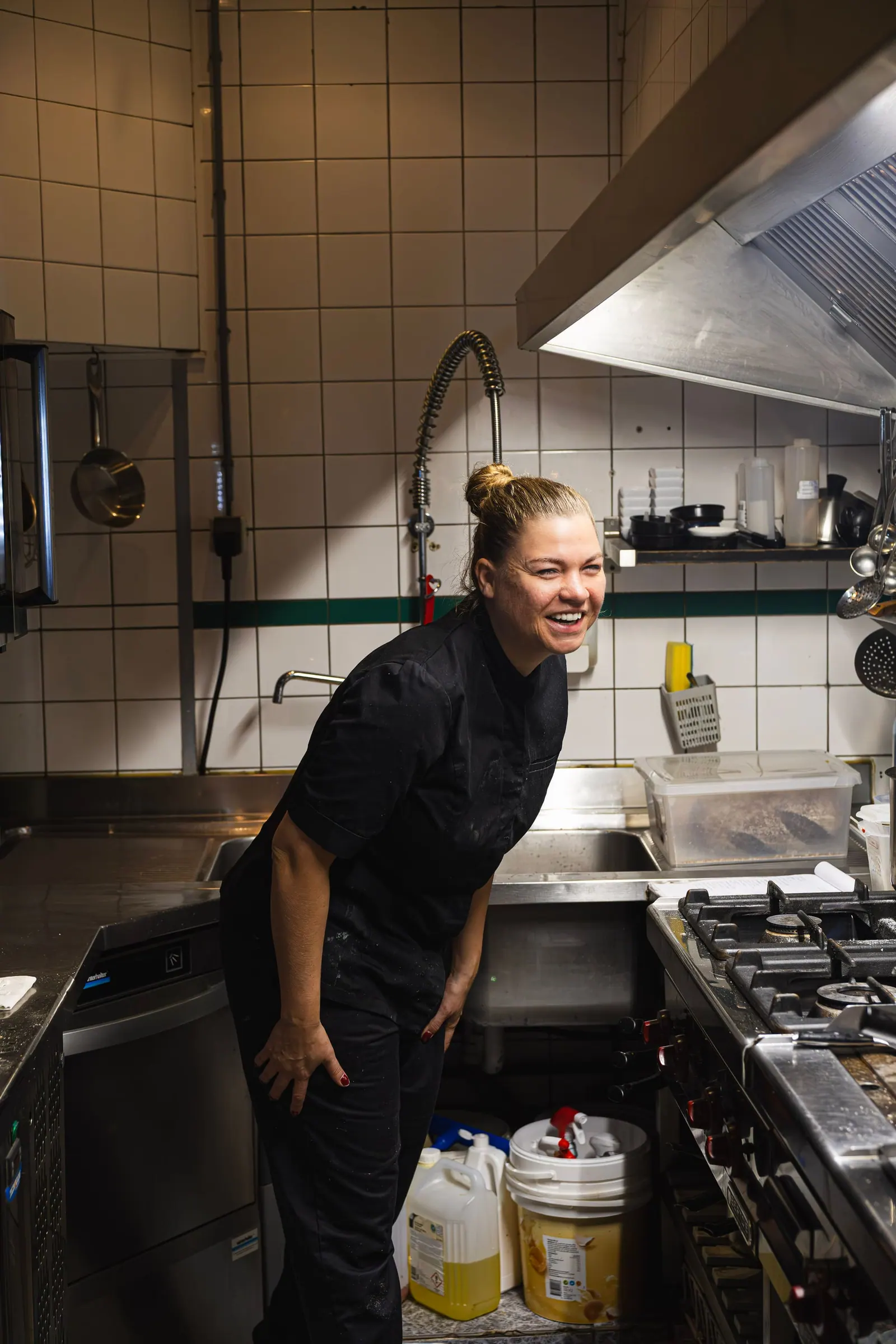 Caesar salade wordt naar het terras gebracht