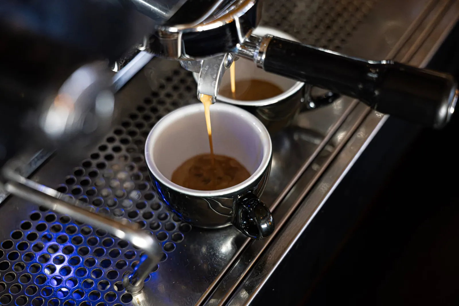 Espresso loopt uit de siebträger