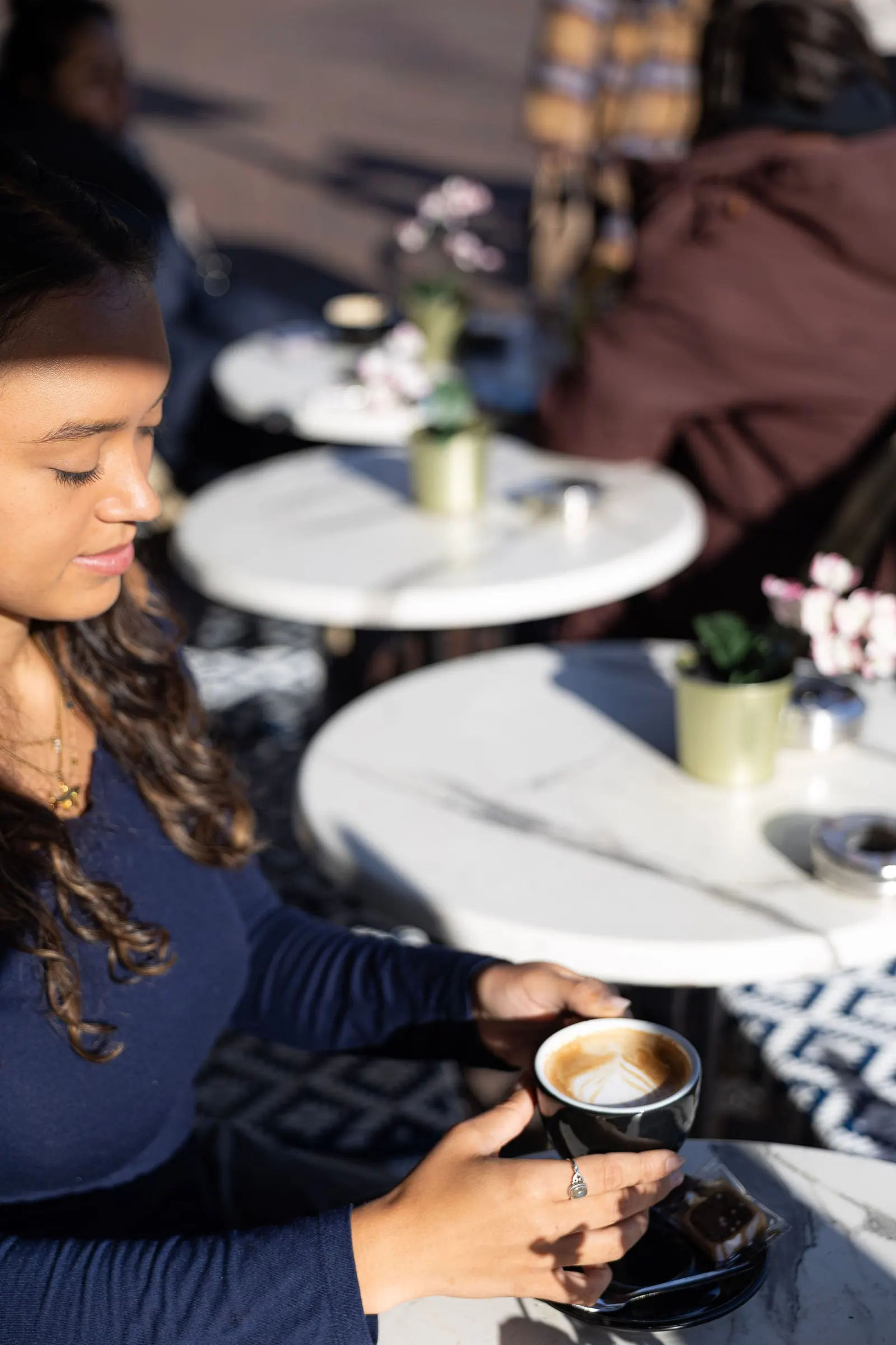 Koffie op het zonnige terras