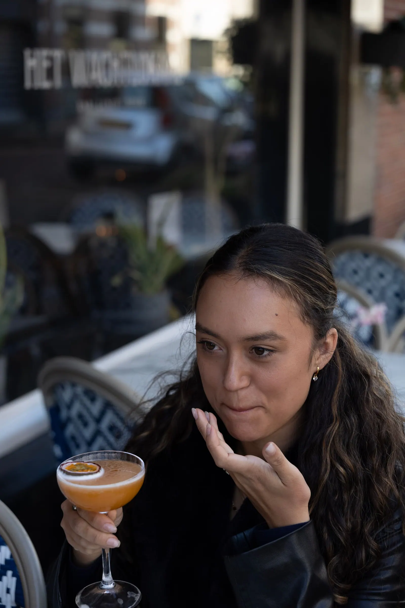 Bartender schenkt een verse cocktail