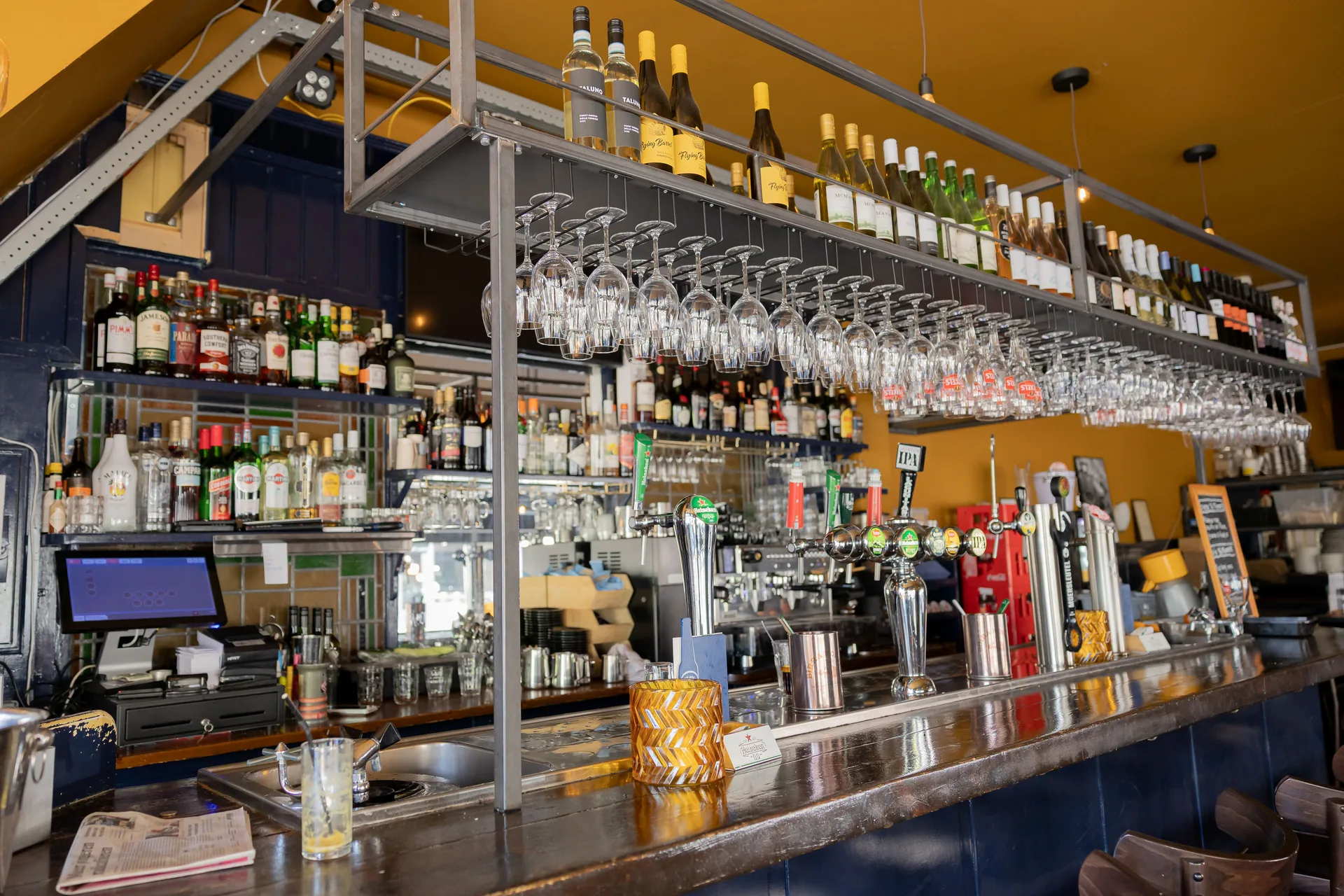 Flessen achter de bar