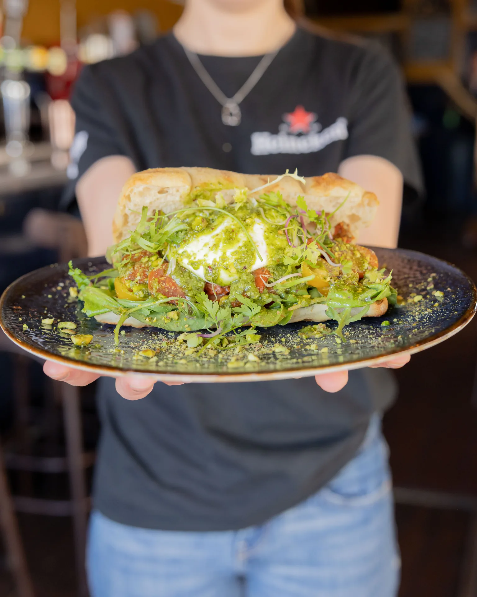 Bediening met saladekom