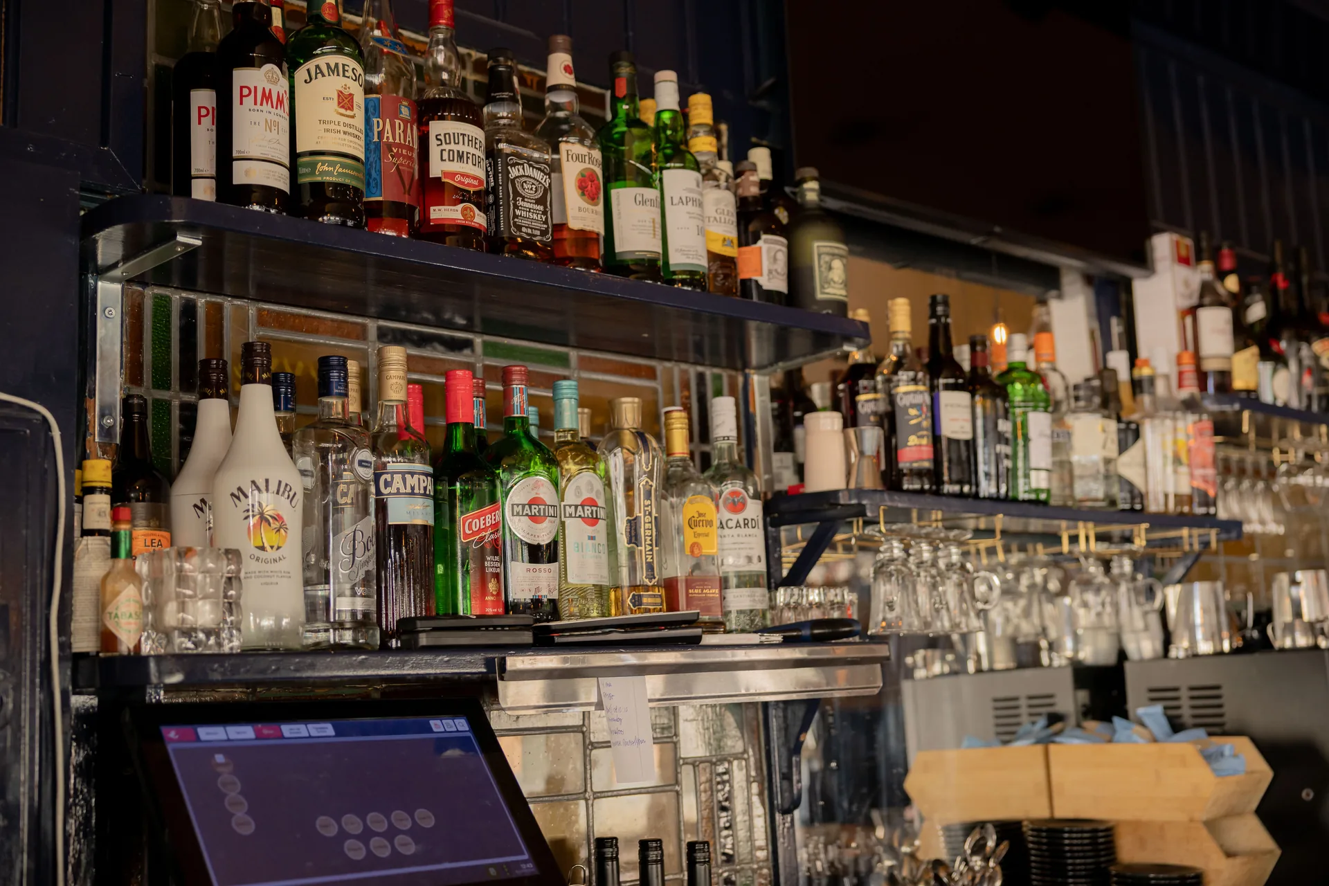 Houten klok in het eetcafe
