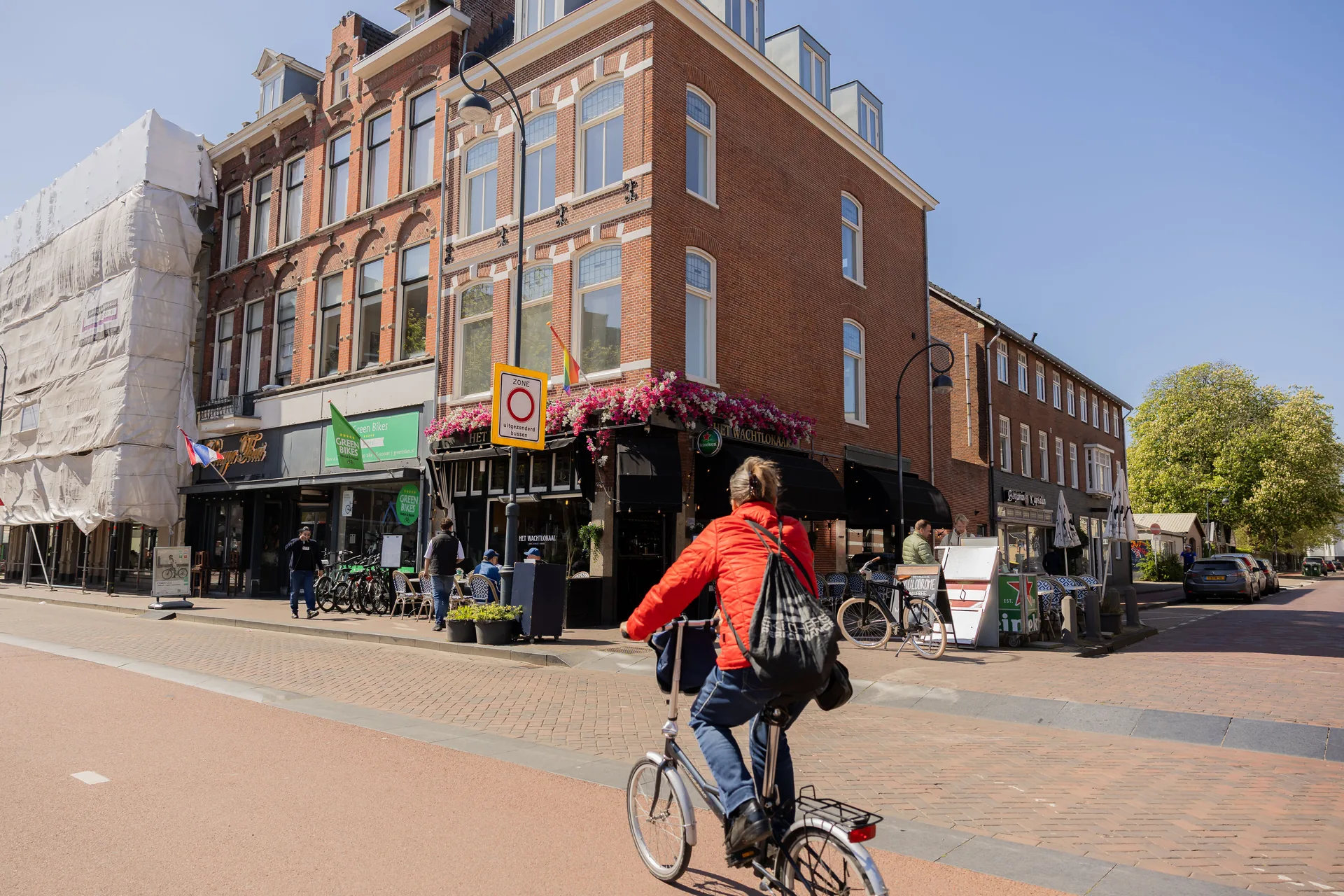 Fietser passeert het Wachtlokaal