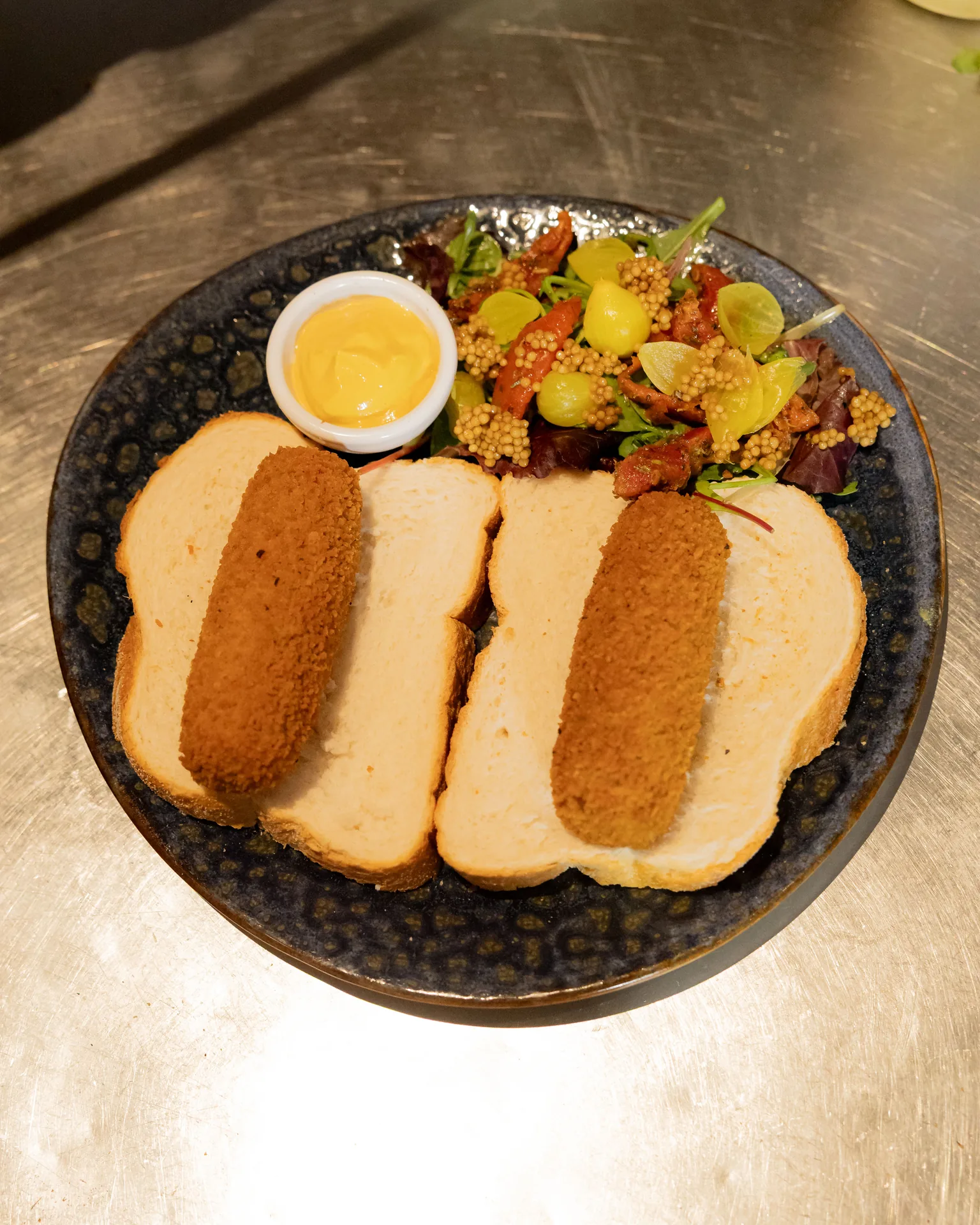 Kroket op brood, close-up